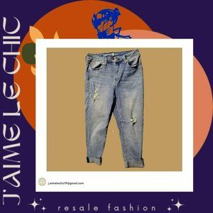 MaxStudio Indigo  Light Washed Denim with Fashion Ripped Capris